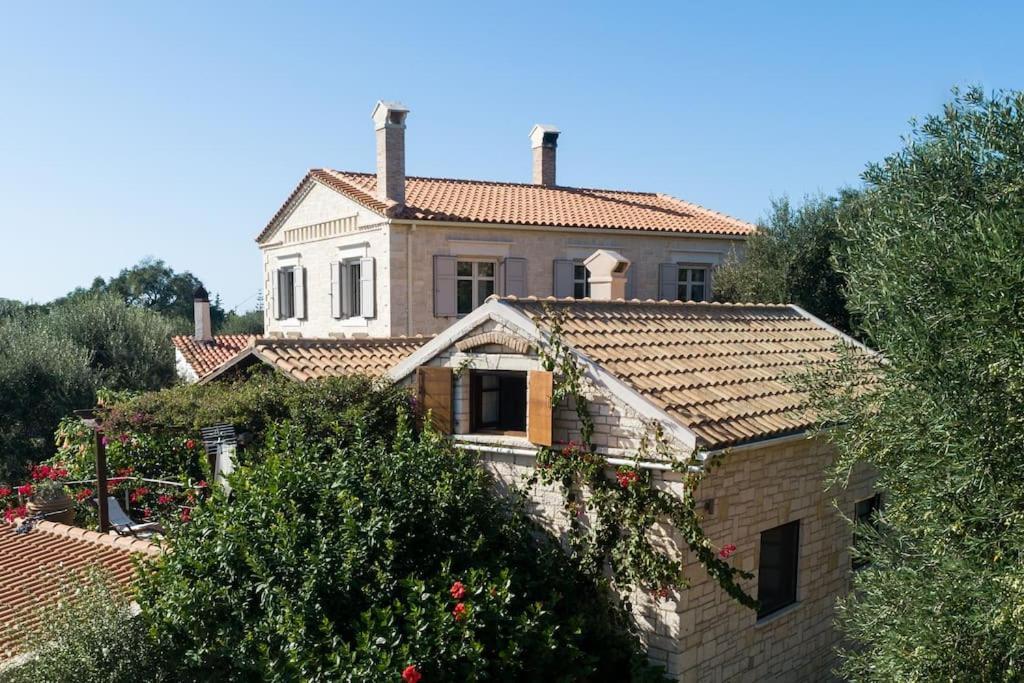 La Maison Velianitatika